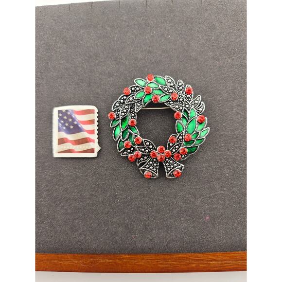 Vintage Christmas Wreath Brooch Pin Traditional Green Red Holiday Festive - Picture 3 of 3
